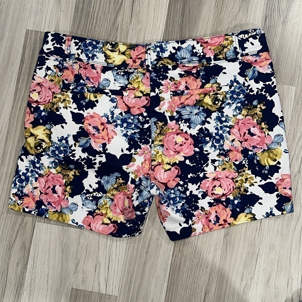 Isaac Mizrahi Shorts Womens Blue Pink Floral Sz 12 - Picture 3 of 5